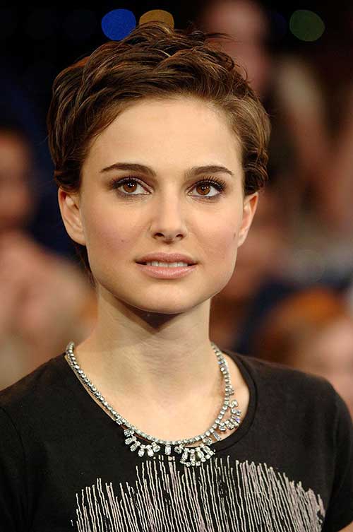 Natalie Portman Pixie stříhá