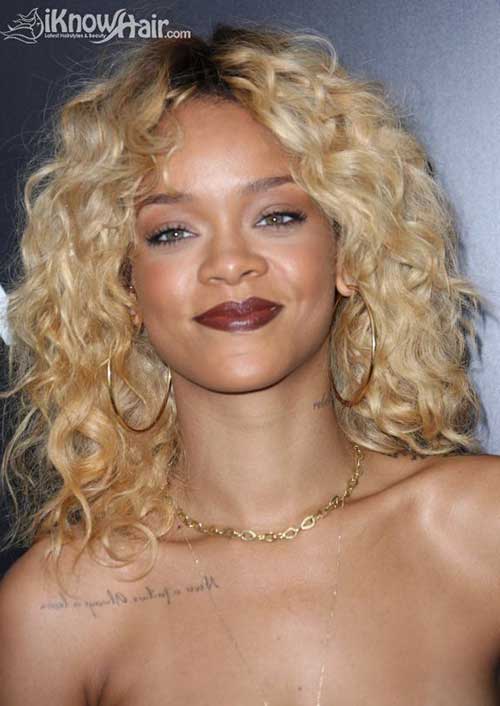 Rihanna s krátkými blond vlasy