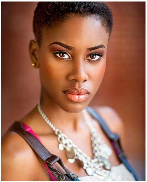Siyah Kadınlar İçin Şık Çok Kısa Saç Modelleri