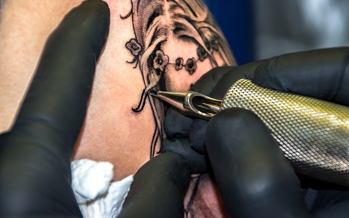 En tatovør som lager en tatovering.