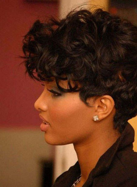 Rövid hajvágás fekete nőknek kerek arcokkal, rövid göndör hajú Pixie
