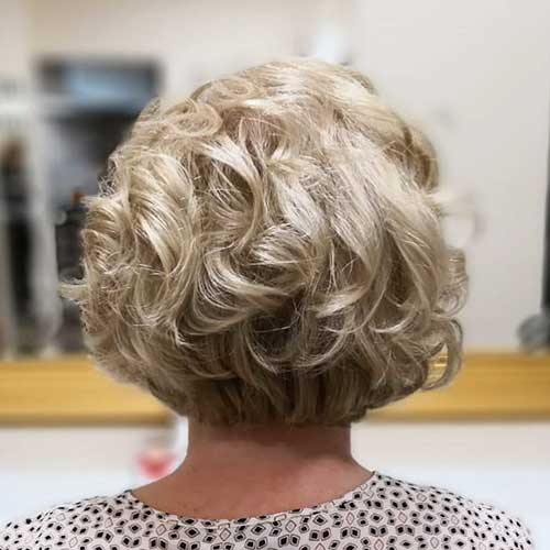 50 Yaş Üstü Kadınlar İçin Kısa Katmanlı Saç Modelleri