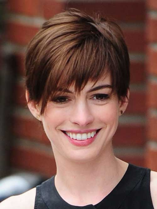 Anne Hathaway Side Swept Pixie škrty
