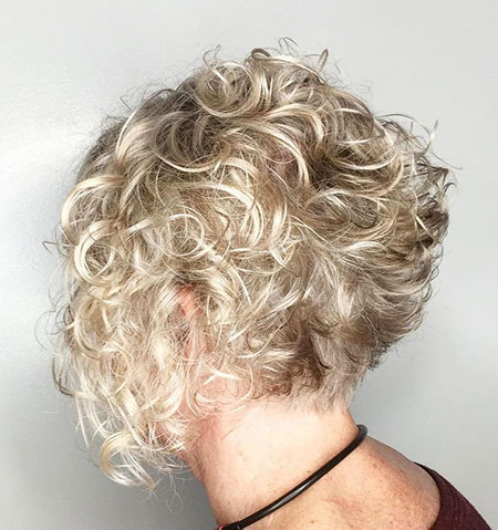 Krátké kudrnaté blond vlasy
