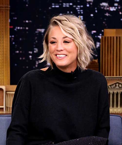 Kaley Cuoco bølgete korte frisyrer