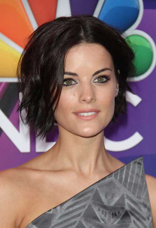 Jaimie Alexander korte bølgete frisyrer