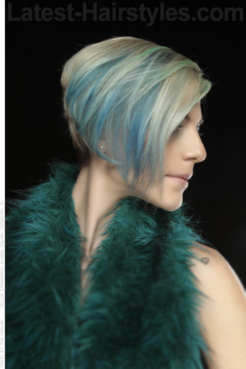 Aqua Blue ja Green Peekaboo Highlights A-Line Bobissa