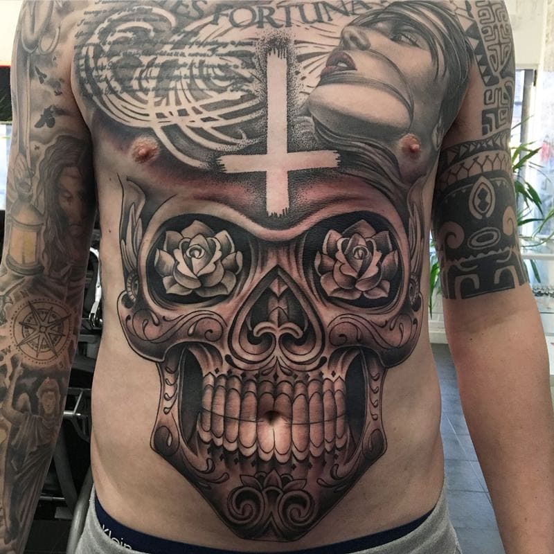 Halálos koponya gyomor tetoválás