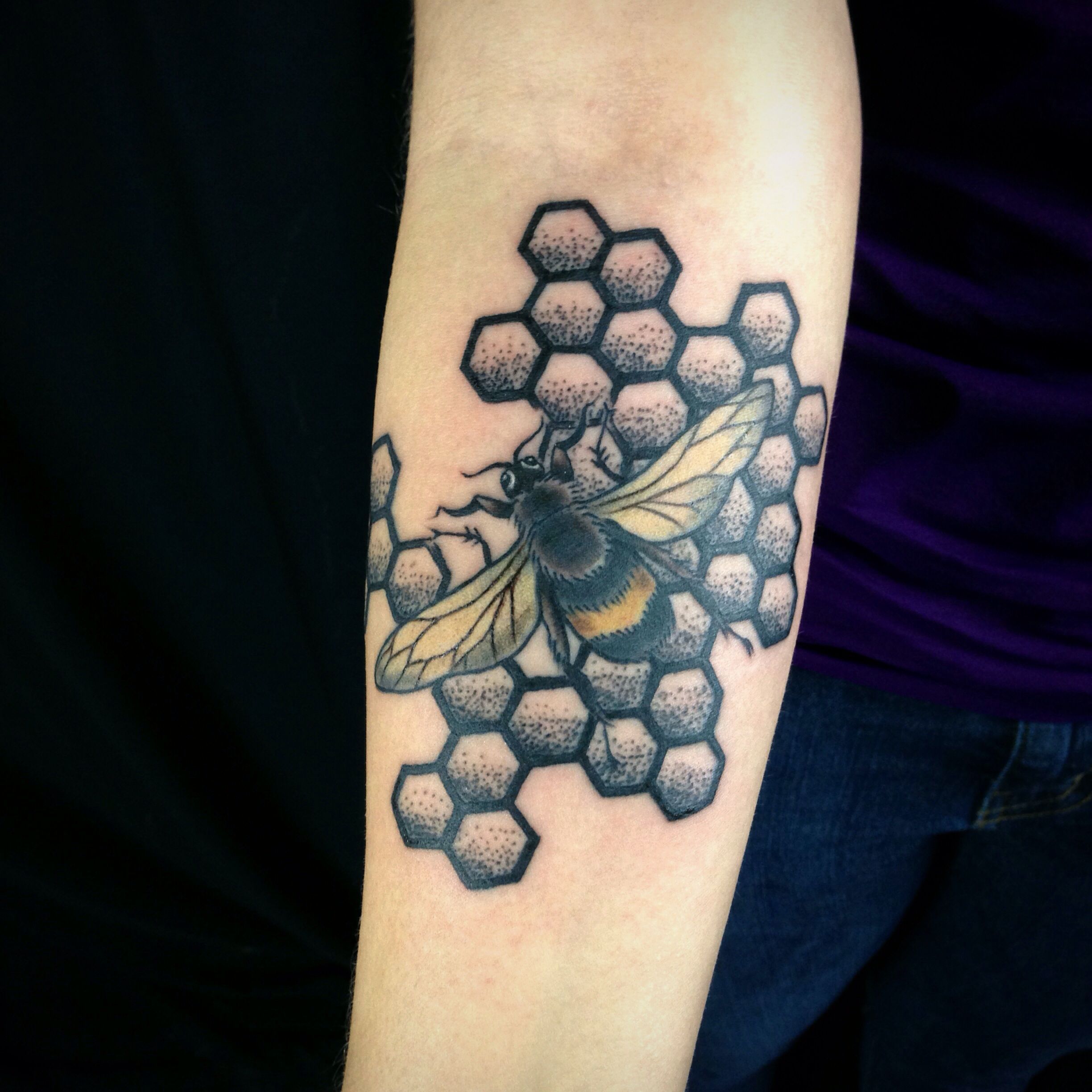 Hatszögletű méh alkar tetoválás