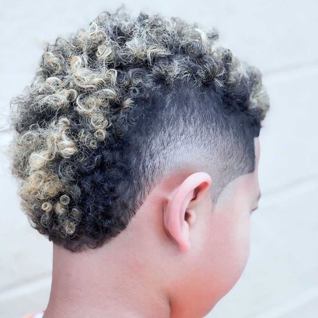 Kudrnatý mohawk pro chlapce