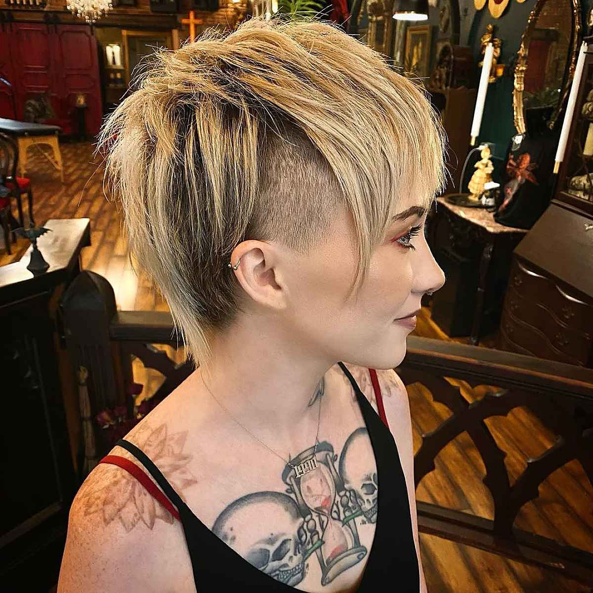 kadınlar için süper sinirli bir punk saç modeli