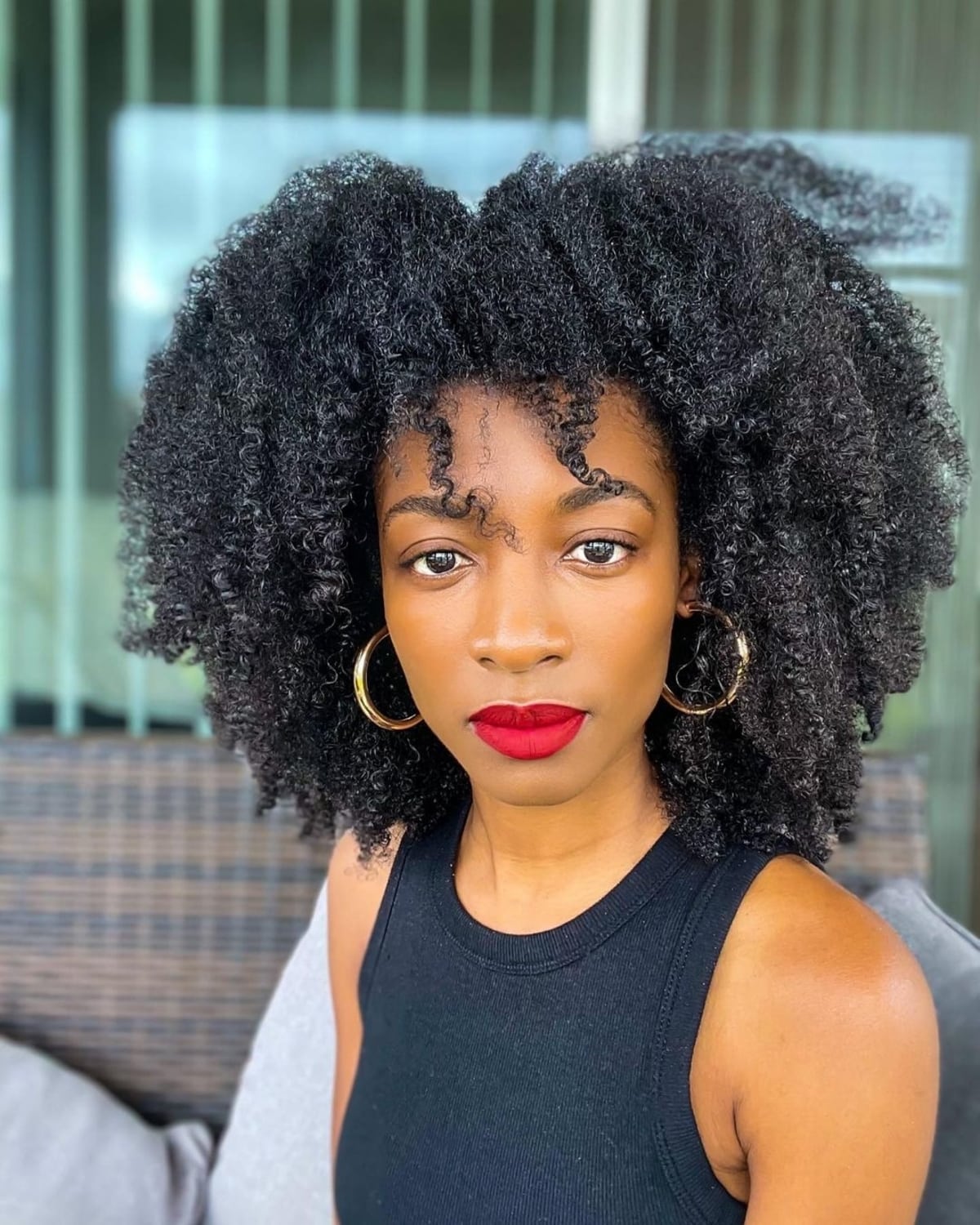 Afro-stil på naturlig hår for afroamerikanske damer
