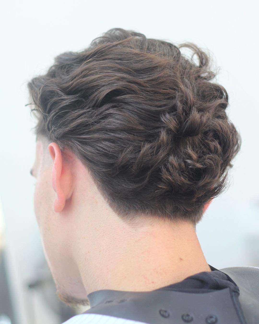 Lang frisyr for menn for krøllete eller bølgete hår