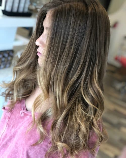 Jasanové hnědé vlasy s medovými balayage melíry