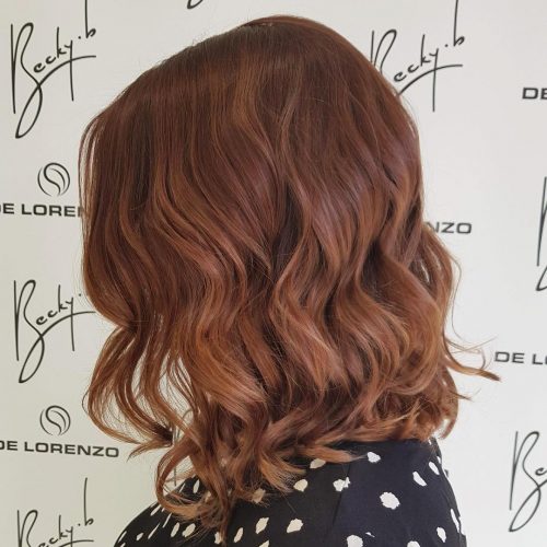 Bilde av en attraktiv rødbrun skulderlang hårfarge