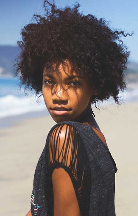 Aranyos rövid göndör hajvágás fekete nőknek
