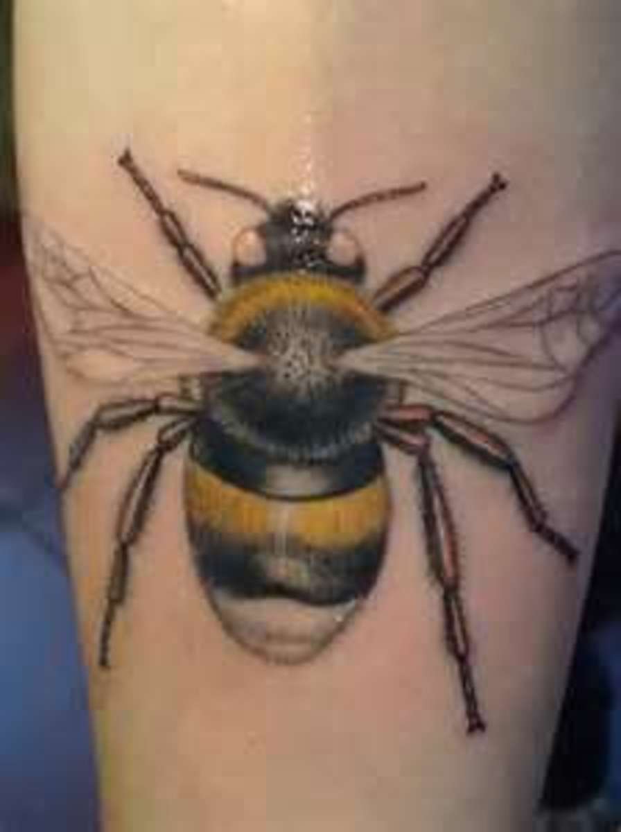 Reális tetoválás egyetlen méhről.