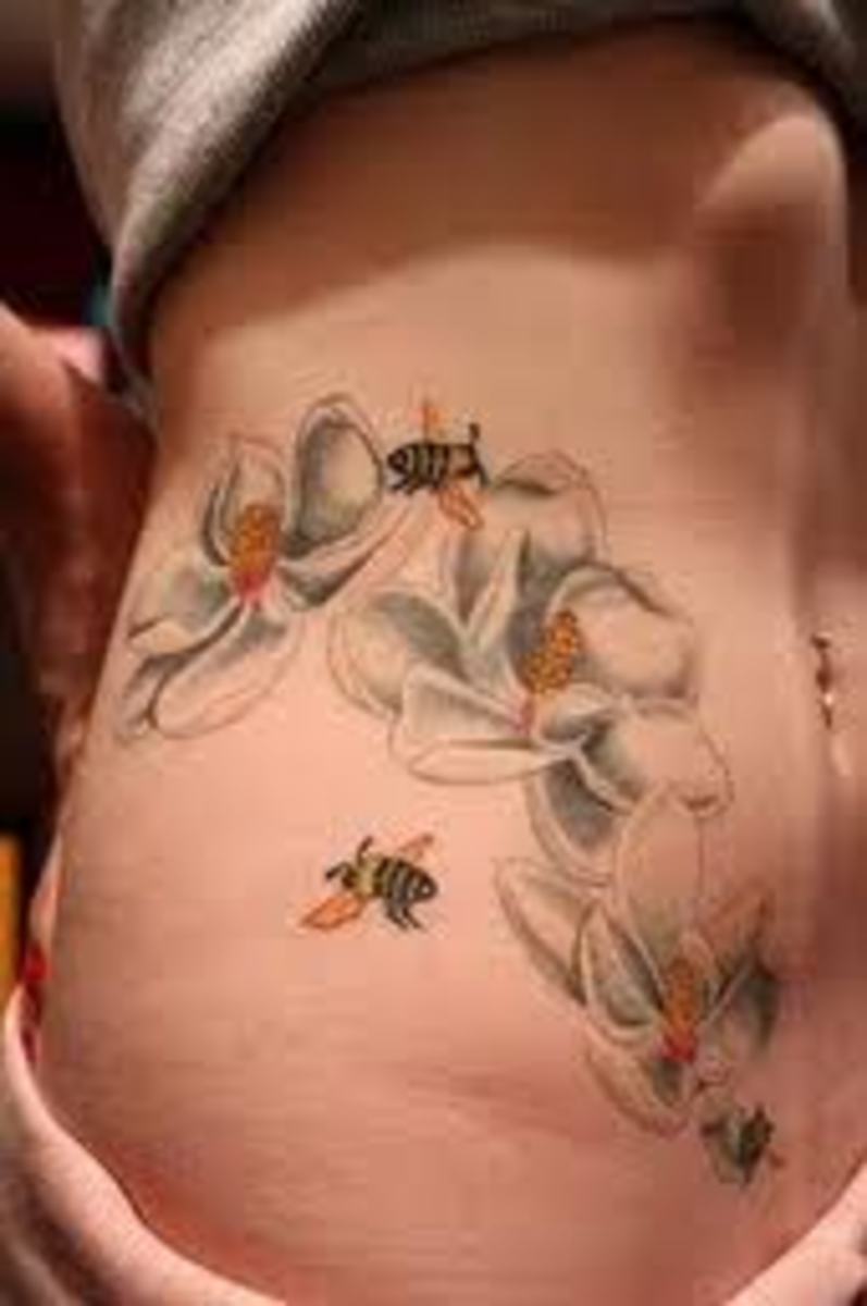 Sammenkobling av bier med blomster gir et nydelig design.