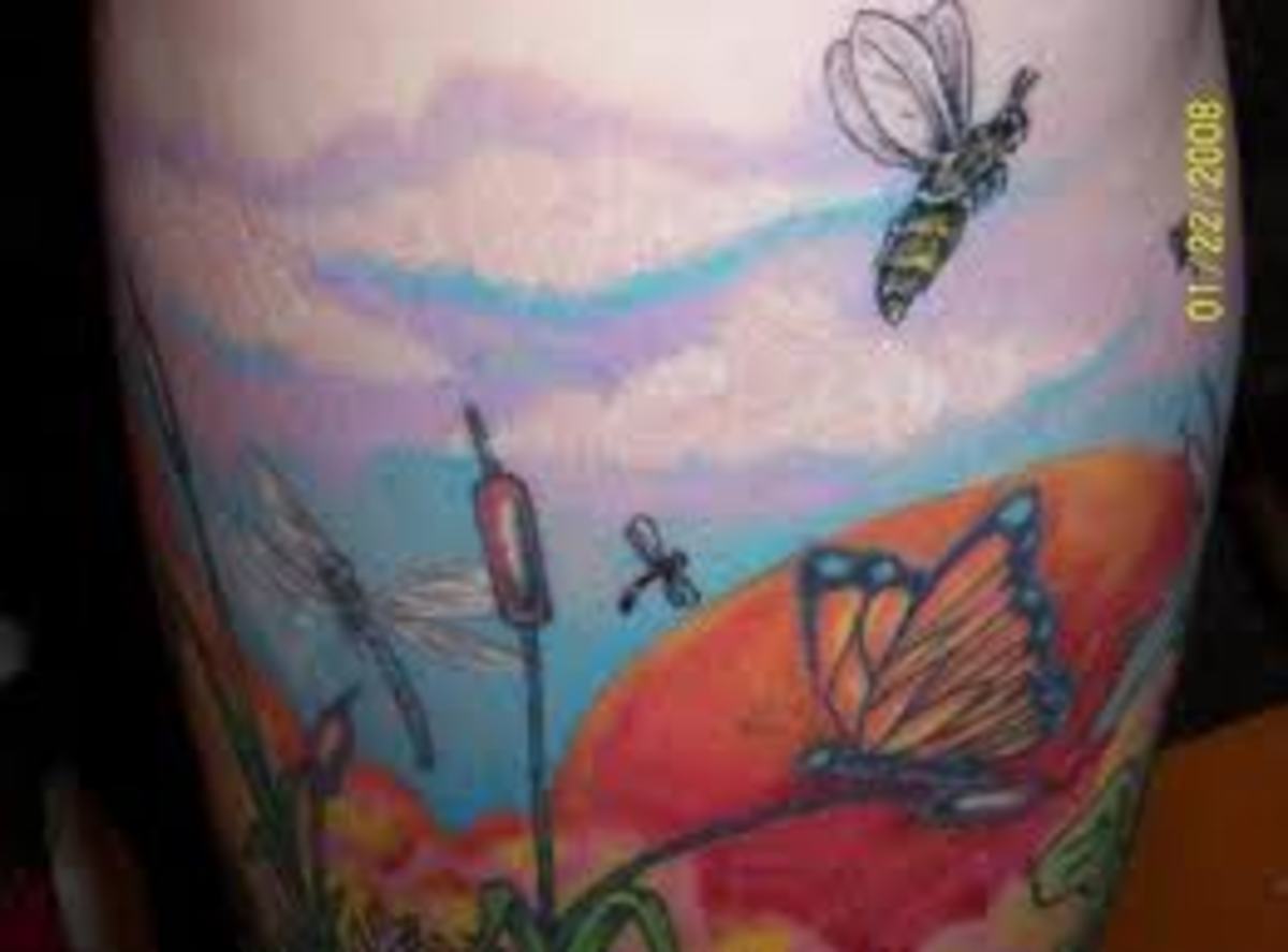 Ebben a tetoválásban a méhek lepkékkel és szitakötőkkel párosulnak.
