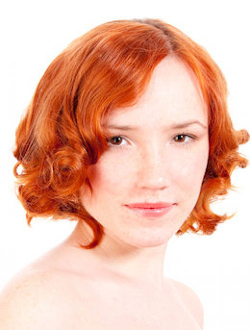 Dalgalı kızıl saçlar için kısa saç kesimi