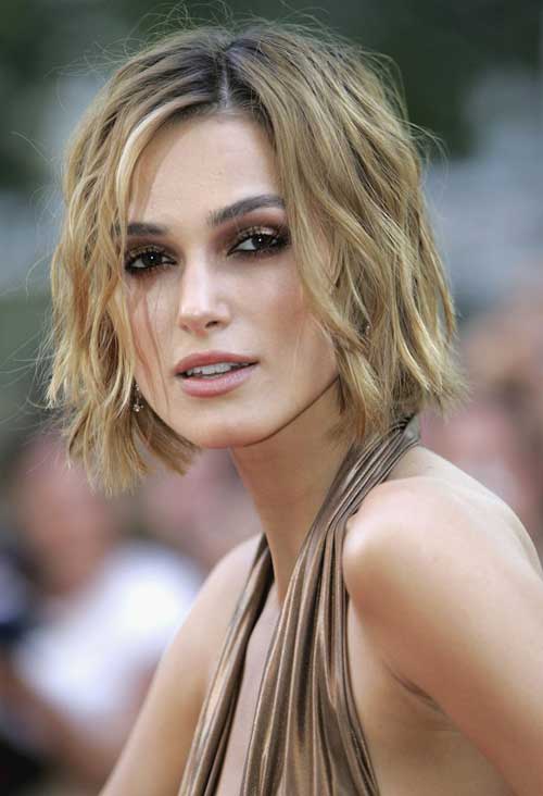 Krátký vlnitý účes Keira Knightley