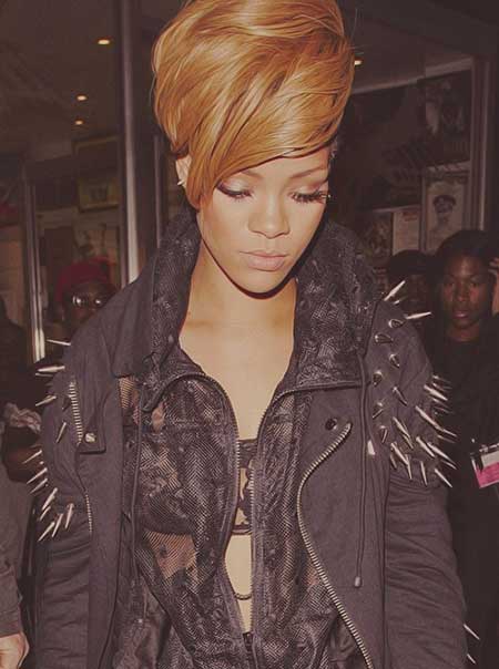 Hullámos Rihanna rövid frizura