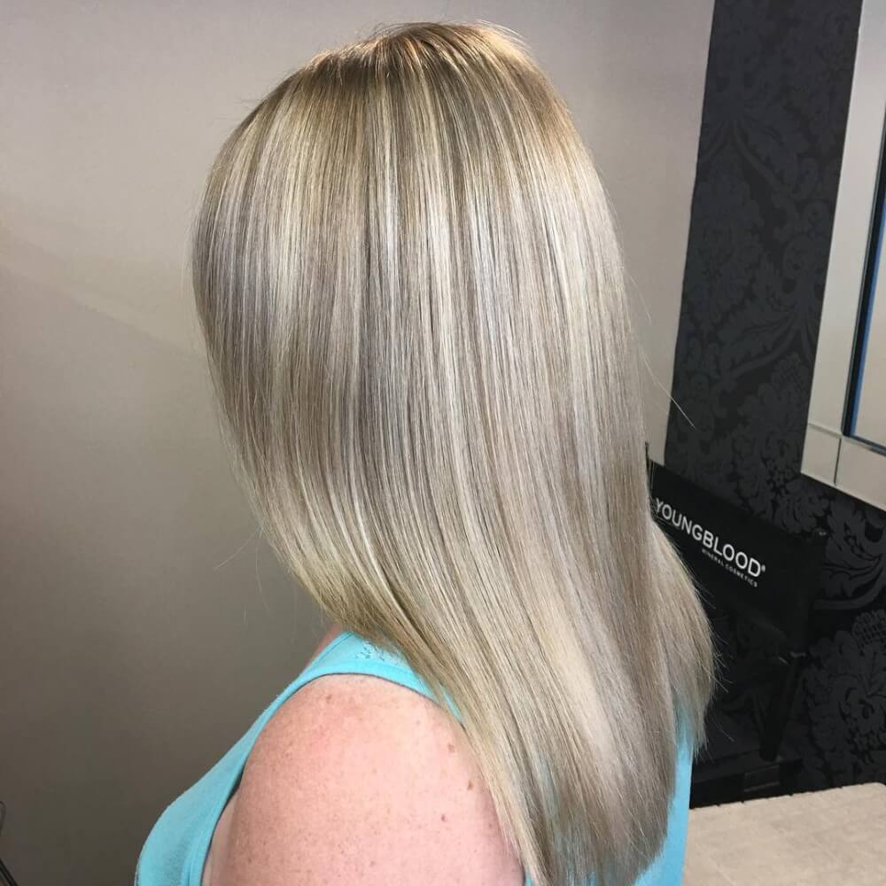 Blonde høydepunkter på mørkt blondt hår