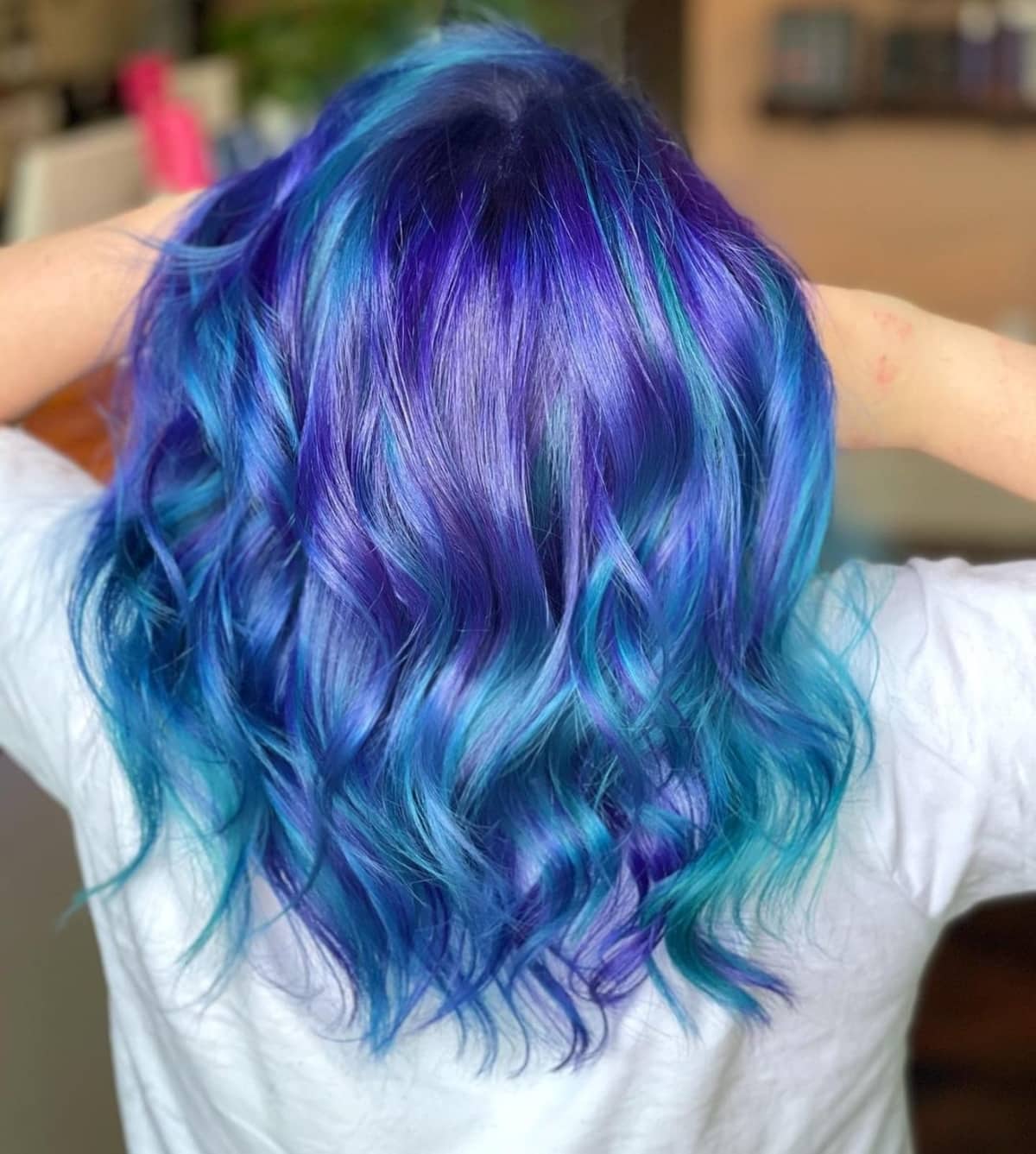 Siniset ja sinivihreät sateenkaaren hiukset