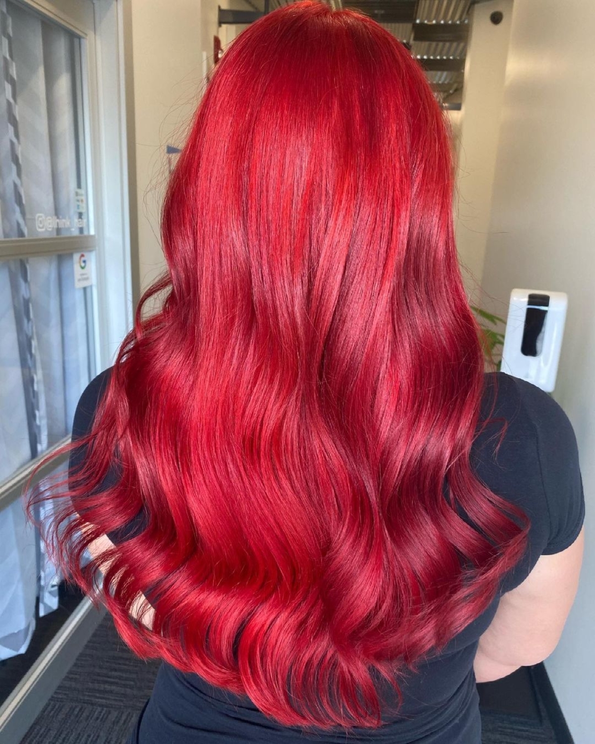 Zářivě krvavě rudé vlasy