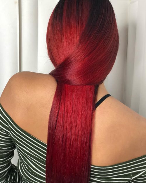 Zářivě rubínově červená barva vlasů