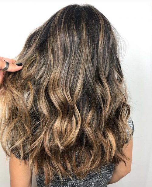 Bronde Balayage na dlouhých černých vlasech