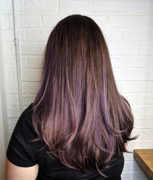 Barna haj világos lila fényekkel
