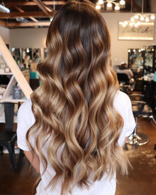 Brunt hår med blondt balayage