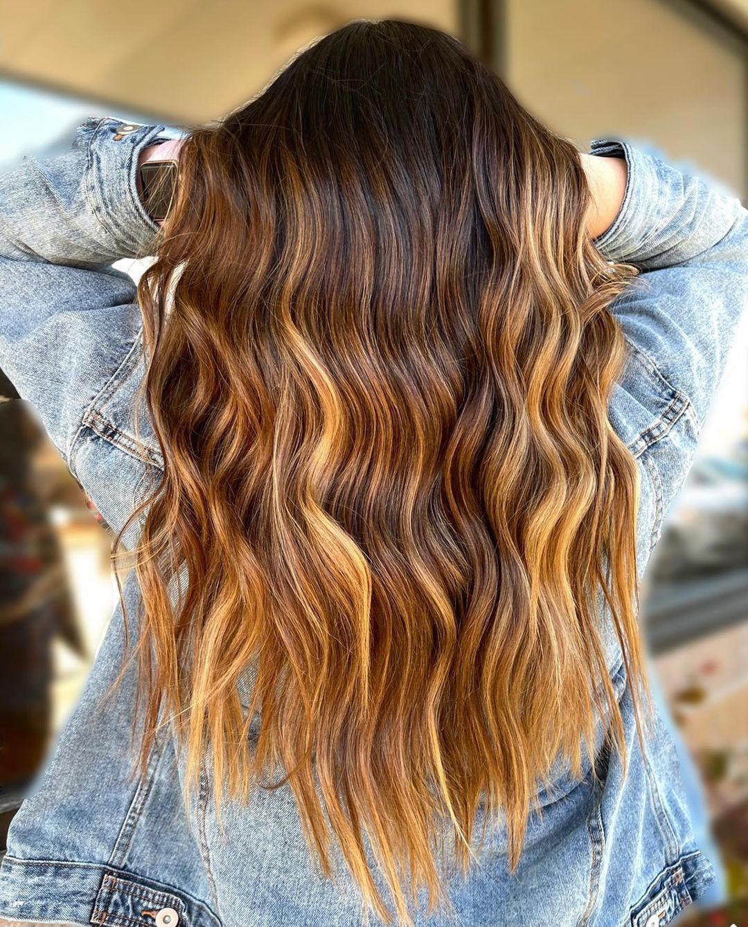 Karamellbalayage på brunett hårfarge