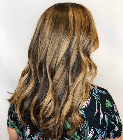 Karamellbrun balayage på langt hår