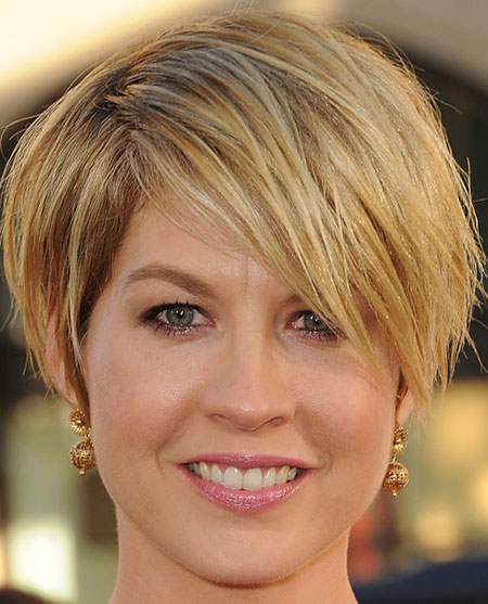 Jenna Elfman'ın kısa saç kesimi