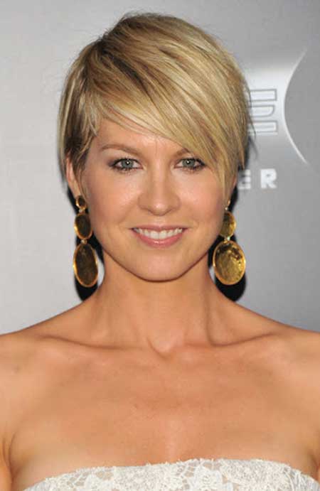 Jenna Elfman kısa düz saç modeli