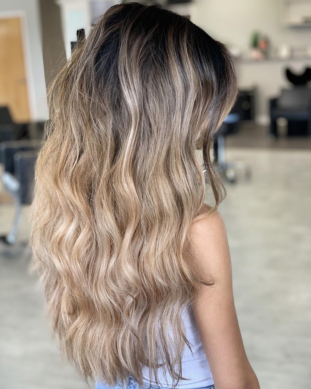 Champagne Blonde Highlights tummanruskeisiin hiuksiin