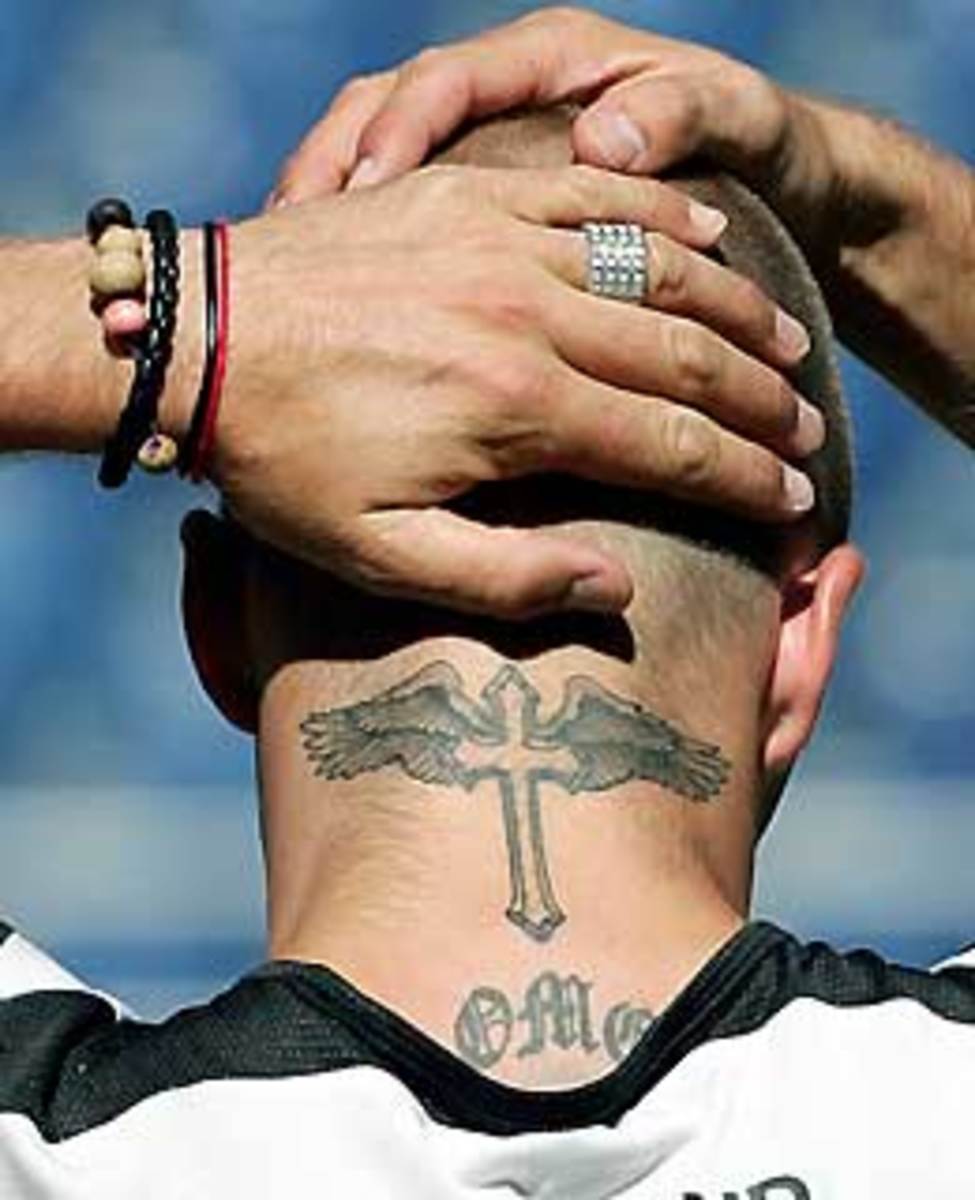 Det bevingede korset på nakken til fotballstjernen David Beckham. Ryggen hans er tatovert med et stort kors og høyre overarm har en stor tatovering av en engel på den.