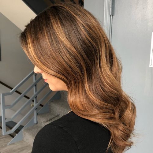 Měděné a jahodové blond balayage zvýraznění na tmavém kořenu