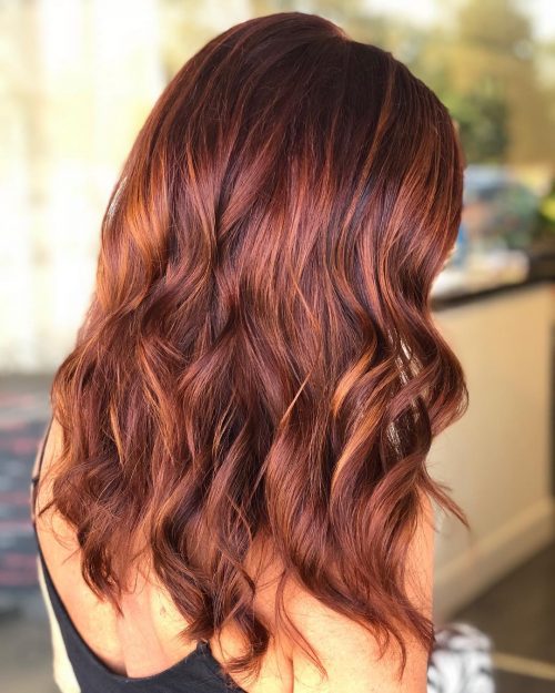 Kobberrød med subtile karamellbalayage -høydepunkter