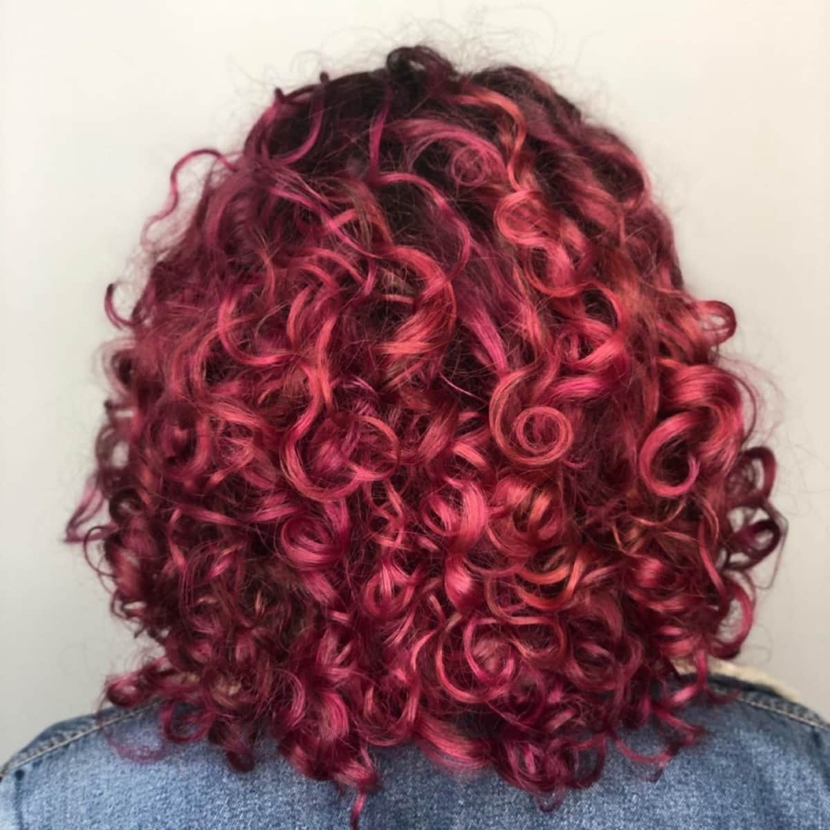 Crimson magenta kiharoille hiuksille