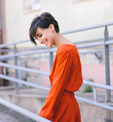 Vonzó Pixie Cut hosszú frufruval