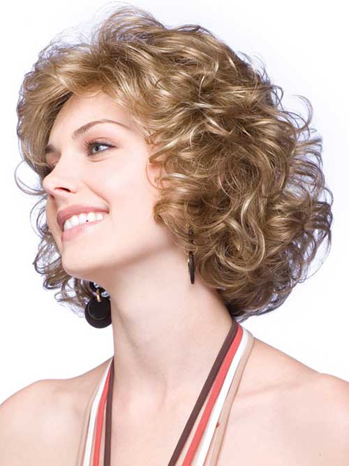 Kalın Sarı Kıvırcık Saçlar İçin Kısa Sevimli Saç Modelleri