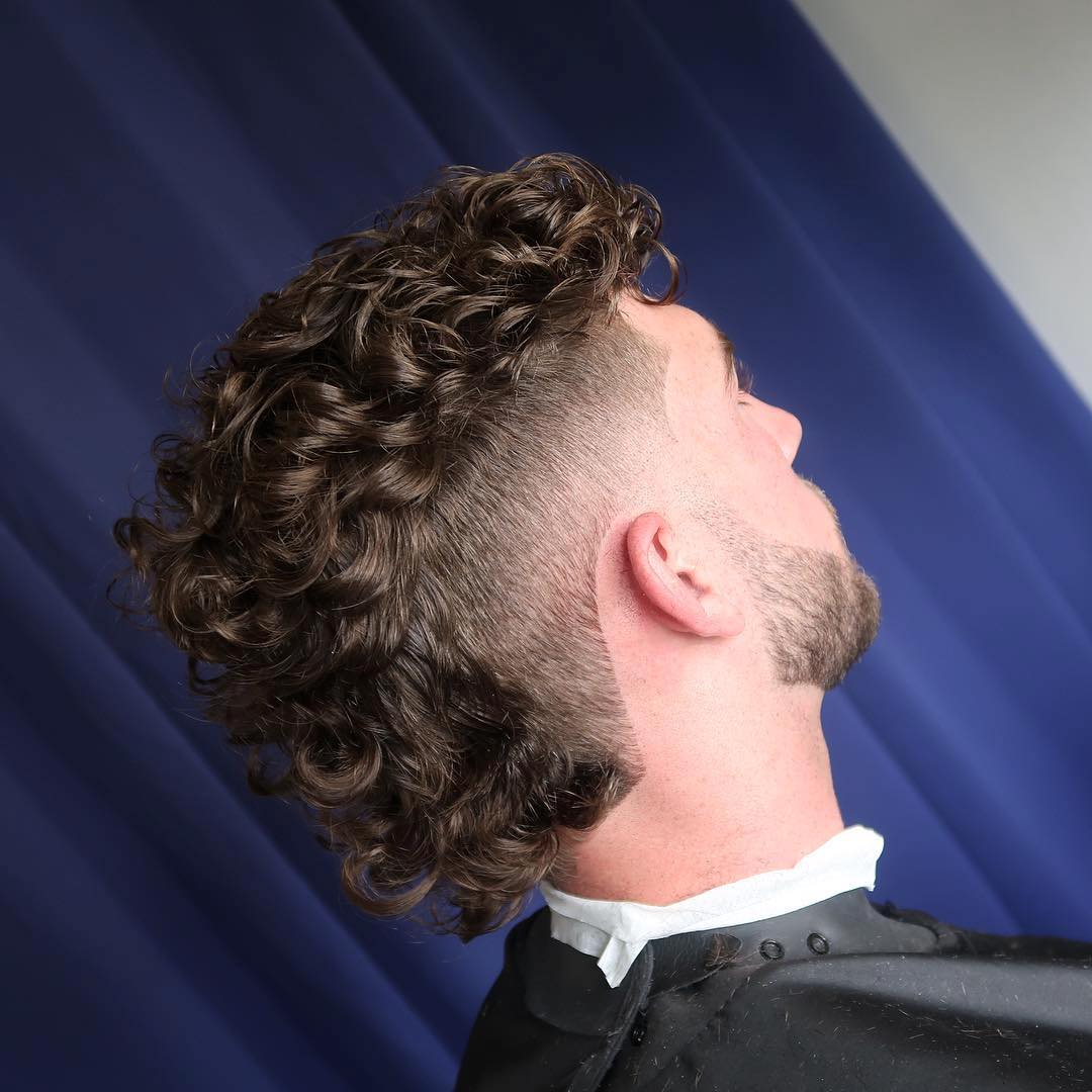 cutbywatts krøllete frisyre for menn mohawk fade