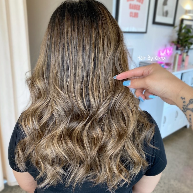 Brunette Balayage tummavaaleilla kohokohdilla