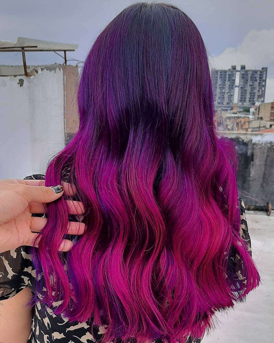 Tumman violetti ja magenta hiusväri