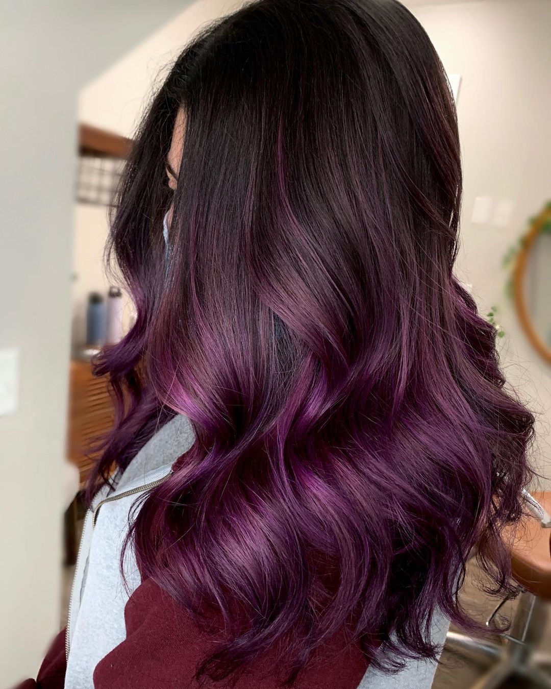 Dlouhé vlasy s fialovým lilkem Balayage