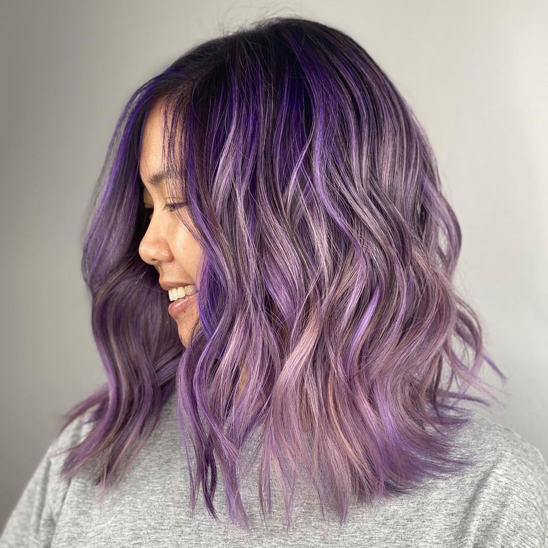 Tmavě fialové vlasy s levandulovými odlesky