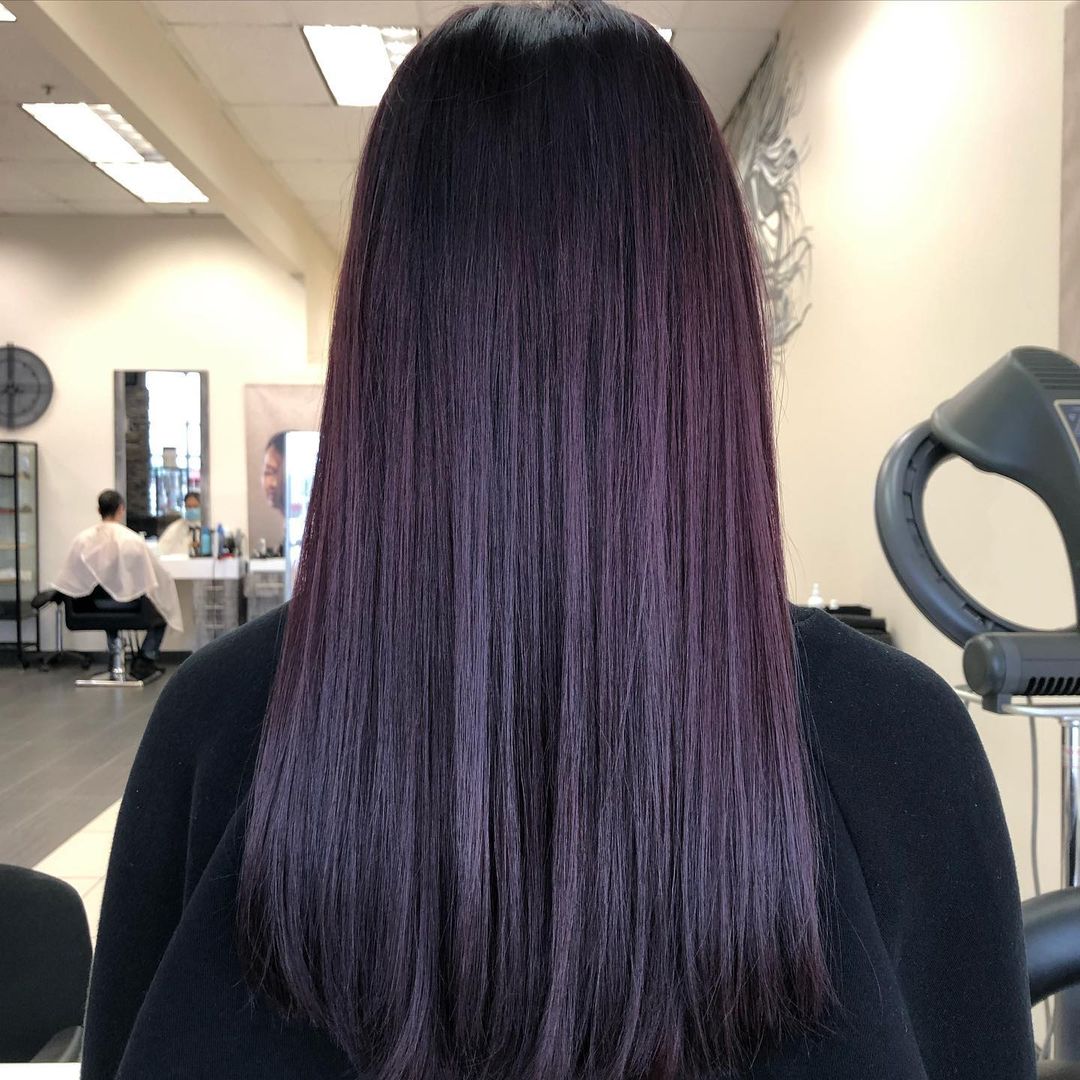 Tmavě fialová fialová barva vlasů